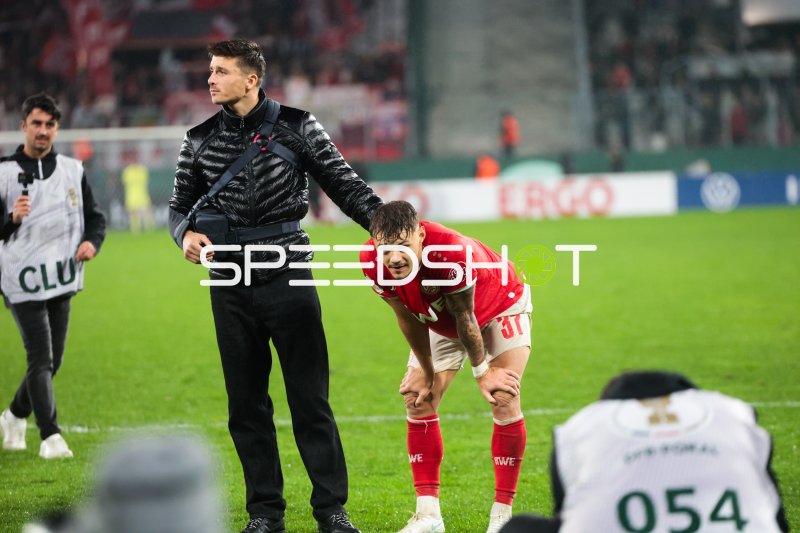 Jannik Hofmann (Rot-Weiss Essen) in der Spielpause mit Semir Telalović