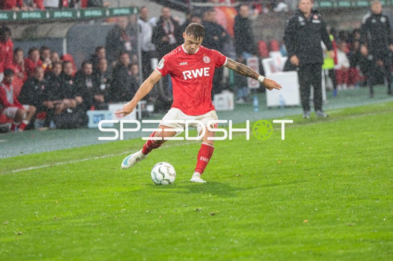 Spieler von Rot-Weiss Essen führt den Ball im Regen