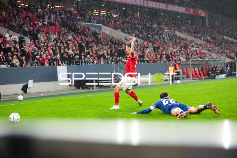 Jannik Hofmann (#37; Rot-Weiss Essen) nach Zweikampf gegen RB Leipzig