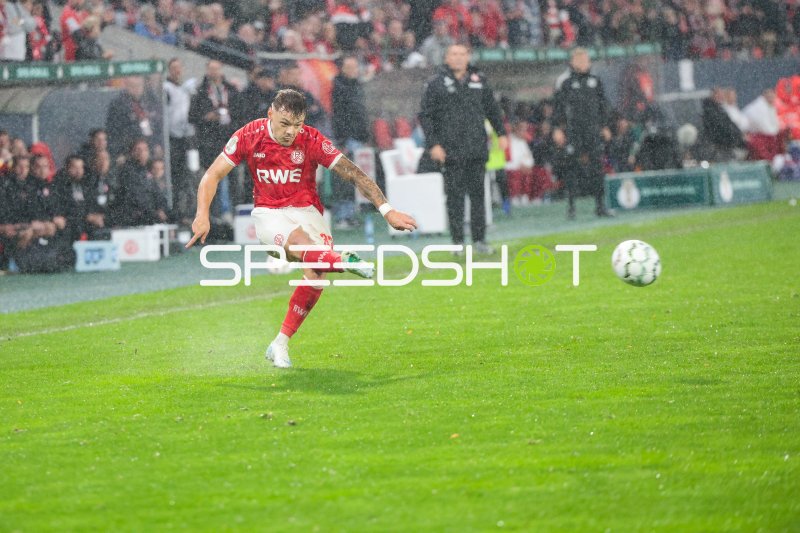 Jannik Hofmann (#37; Rot-Weiss Essen) zieht im Regen zum Schuss ab