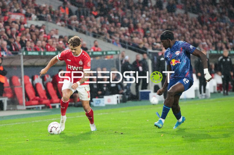 Spieler von Rot-Weiss Essen und RB Leipzig im Zweikampf um den Ball