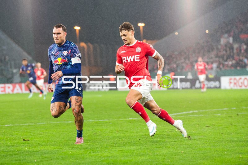Jannik Hofmann (#37; Rot-Weiss Essen) und David Raum (RB Leipzig) im Laufduell bei Regen