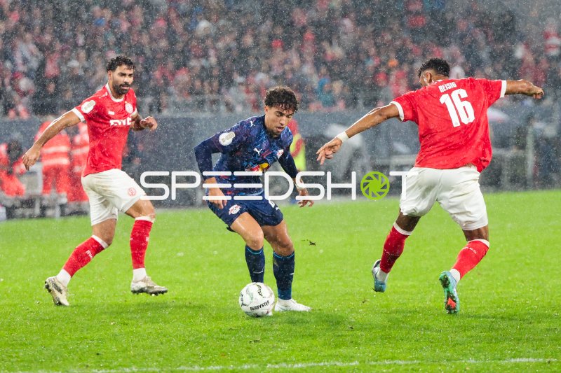 Ruben Reisig (#16; Rot-Weiss Essen) im Zweikampf bei Regen gegen RB Leipzig
