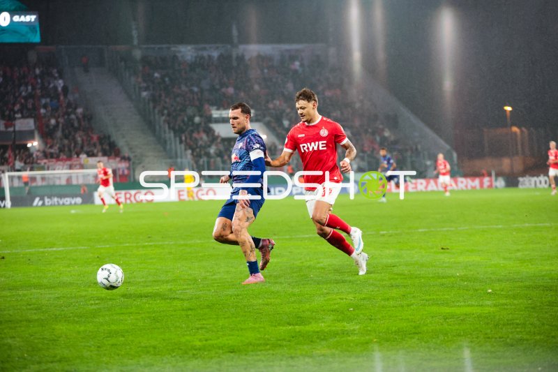 Jannik Hofmann (#37; Rot-Weiss Essen) im Laufduell mit RB Leipzig