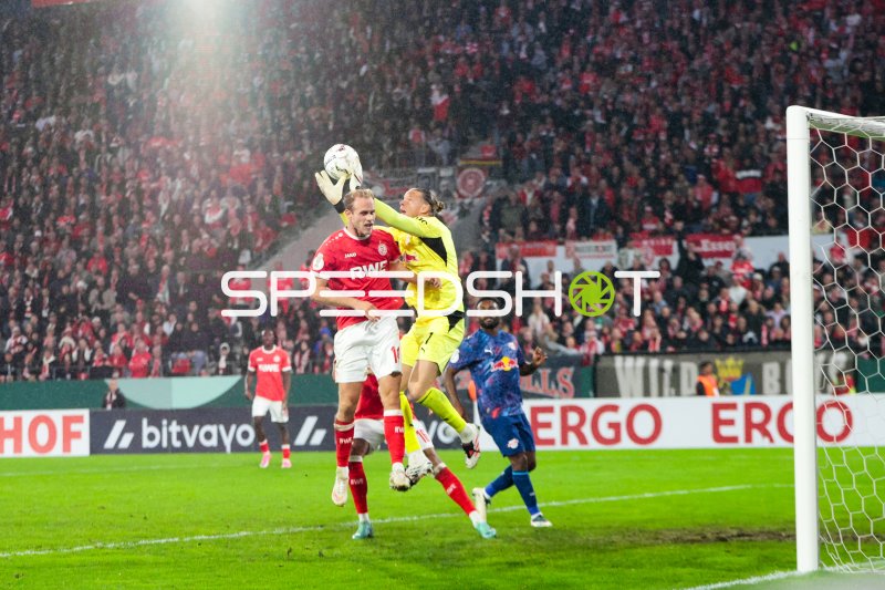 Lucas Brumme (Rot-Weiss Essen) im Luftduell mit dem Leipziger Torhüter