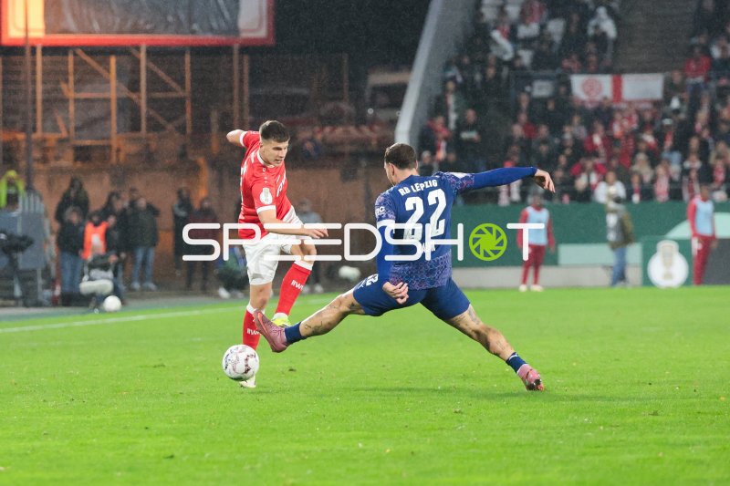 Spieler von Rot-Weiss Essen im Duell mit RB Leipzig (#22) im DFB-Pokal
