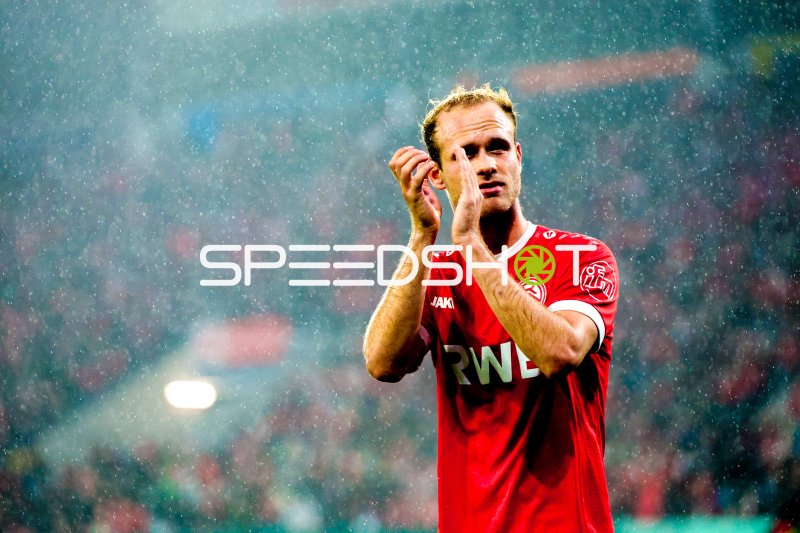 Lucas Brumme (#14; Rot-Weiss Essen) wischt sich im Regen das Gesicht ab