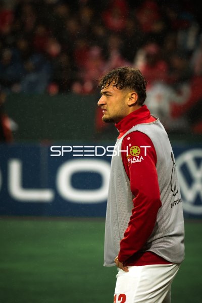 Fadih Vasic (Rot-Weiss Essen) beim Aufwärmen im Regen
