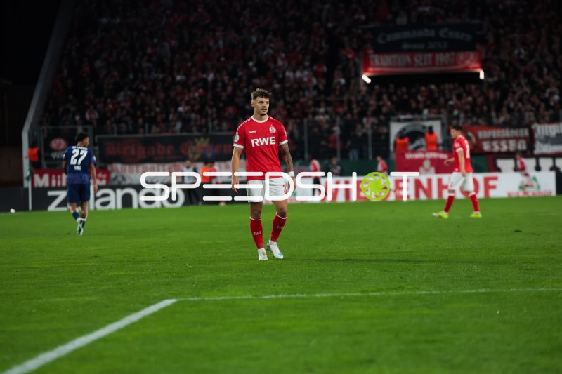 Jannik Hofmann (#37; Rot-Weiss Essen) auf dem Spielfeld gegen den 1. FC Nürnberg