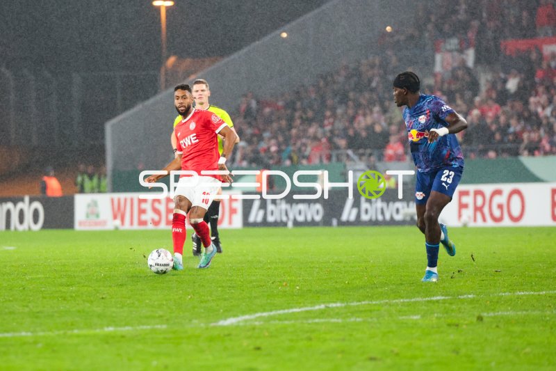 Ruben Reisig (#16; Rot-Weiss Essen) führt den Ball im Regen