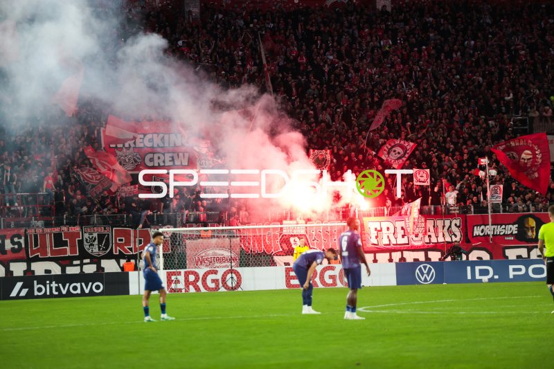 Pyrotechnik im Block der Rot-Weiss Essen Fans im Stadion an der Hafenstraße