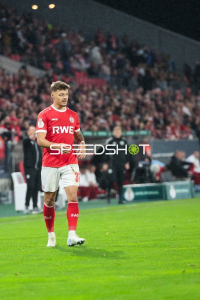 Jannik Hofmann (#37; Rot-Weiss Essen) auf dem Spielfeld im Stadion an der Hafenstraße