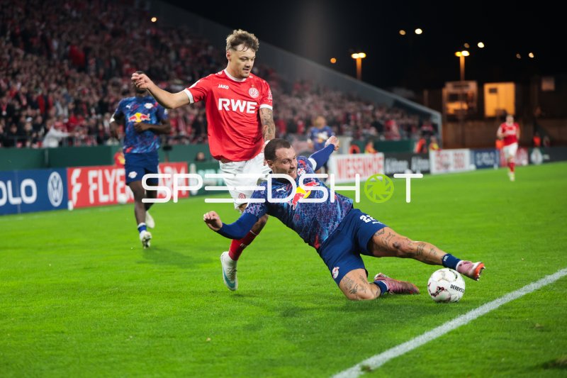 Jannik Hofmann (Rot-Weiss Essen) im Zweikampf mit David Raum (RB Leipzig)