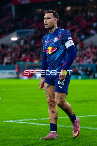 David Raum (RB Leipzig) auf dem Rasen im Stadion an der Hafenstraße