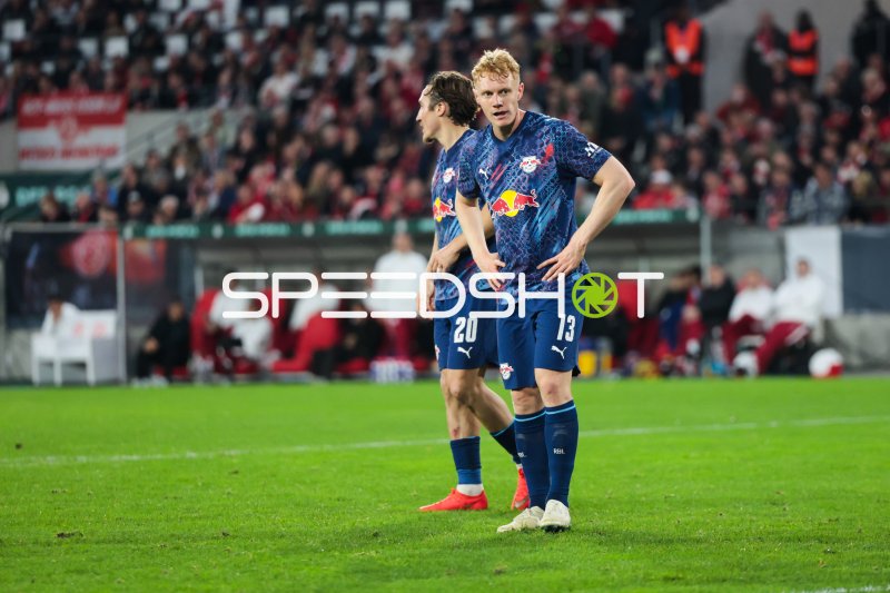 Nicolas Seiwald (#13; RB Leipzig) auf dem Rasen in Essen