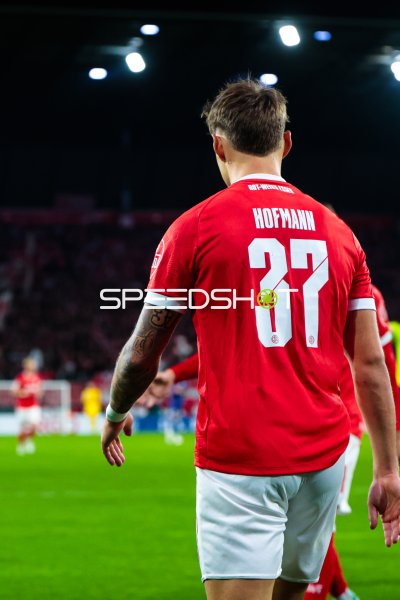 Jannik Hofmann (#37; Rot-Weiss Essen) bei Flutlicht auf dem Spielfeld