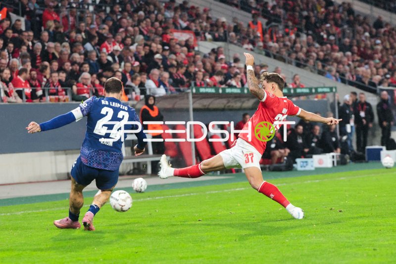 Jannik Hofmann (#37; Rot-Weiss Essen) im Schuss gegen RB Leipzig