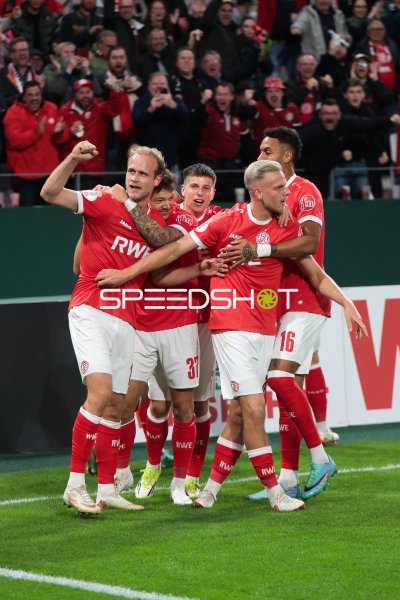 Michael Kostka (#2; Rot-Weiss Essen) und Lucas Brumme (#14; Rot-Weiss Essen) bejubeln einen Treffer