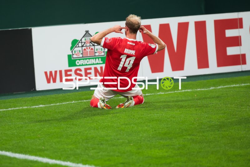 Lucas Brumme (#14; Rot-Weiss Essen) jubelt kniend auf dem Rasen
