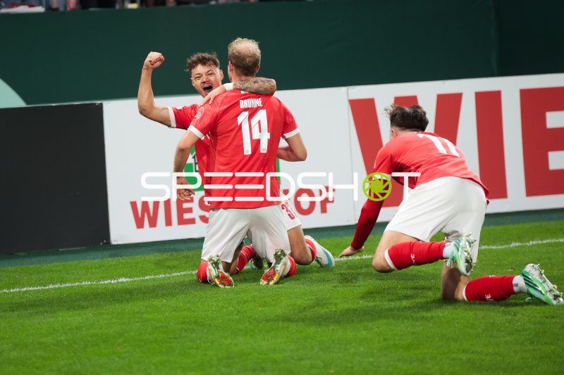 Jannik Hofmann und Lucas Brumme (#14; Rot-Weiss Essen) bejubeln gemeinsam eine Aktion