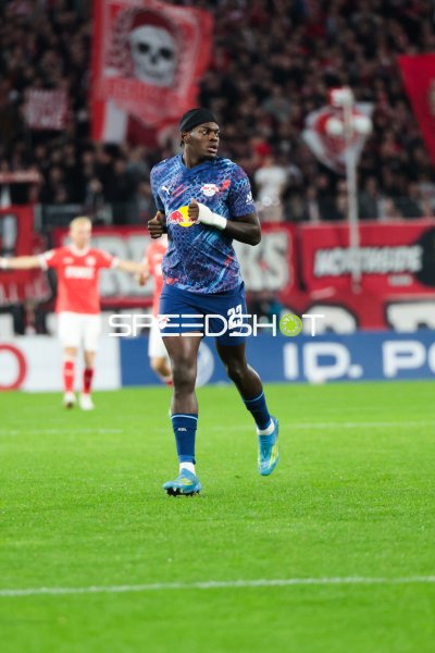 Castello Lukeba (#23; RB Leipzig) läuft im Stadion an der Hafenstraße