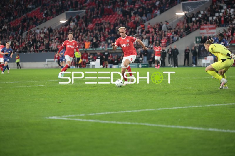 Lucas Brumme (#14; Rot-Weiss Essen) führt den Ball gegen den Torwart