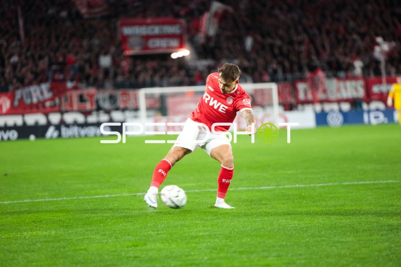 Spieler mit RWE-Logo auf dem Trikot schießt den Ball im Stadion an der Hafenstraße