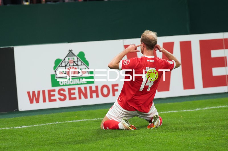 Lucas Brumme (#14; Rot-Weiss Essen) kniend im Jubel