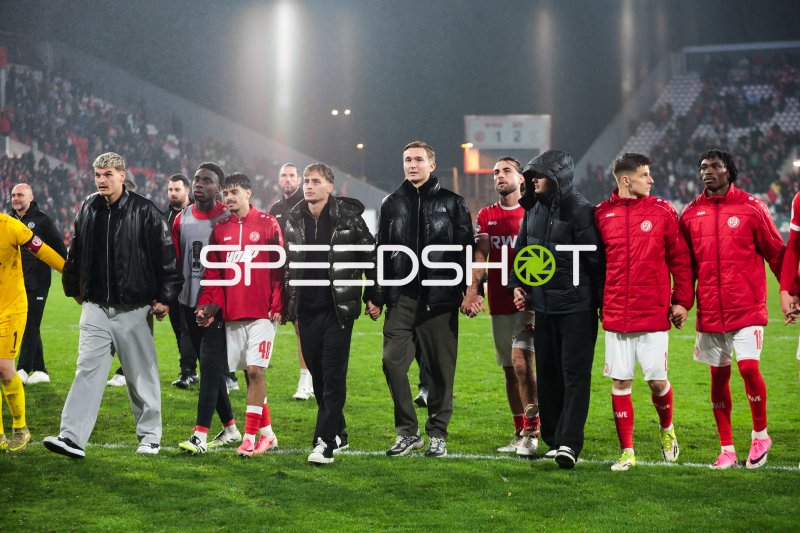 Romero Gerres, Marvin Obuz und Marek Janssen nach Abpfiff bei Rot-Weiss Essen