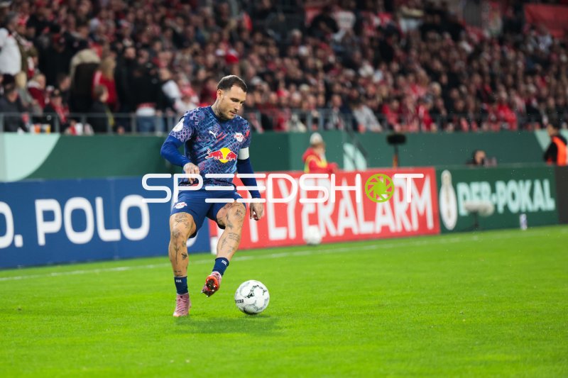 David Raum (RB Leipzig) führt den Ball im DFB-Pokal in Essen