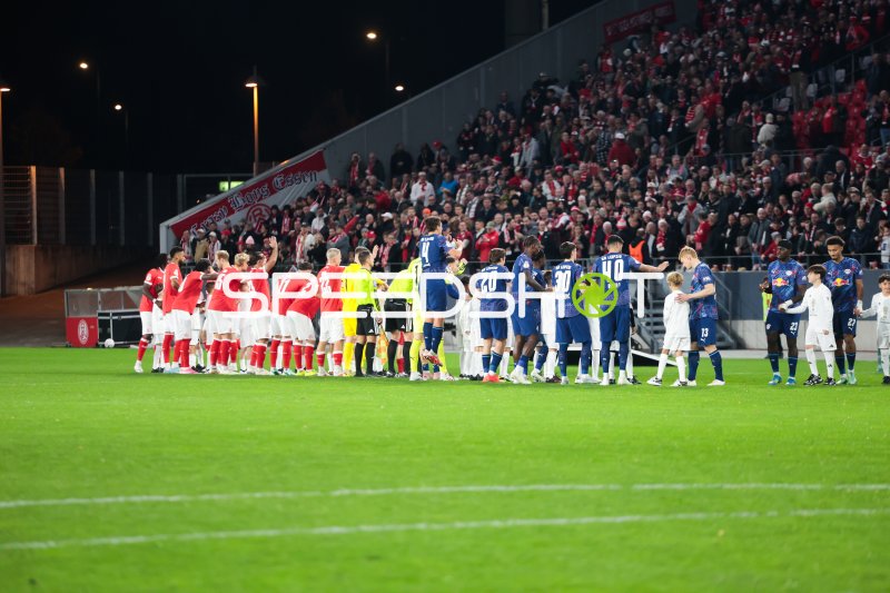 Einlauf von Rot-Weiss Essen und RB Leipzig vor dem Anpfiff