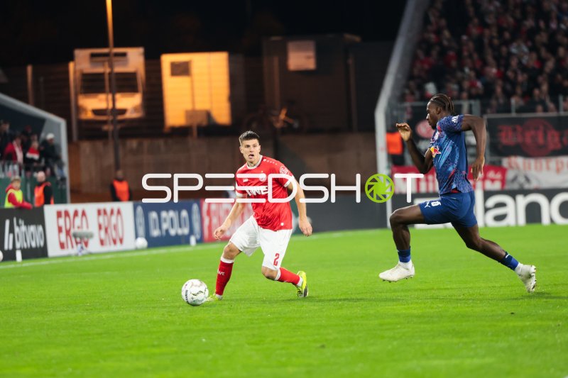 Michael Kostka (#2; Rot-Weiss Essen) führt den Ball gegen RB Leipzig