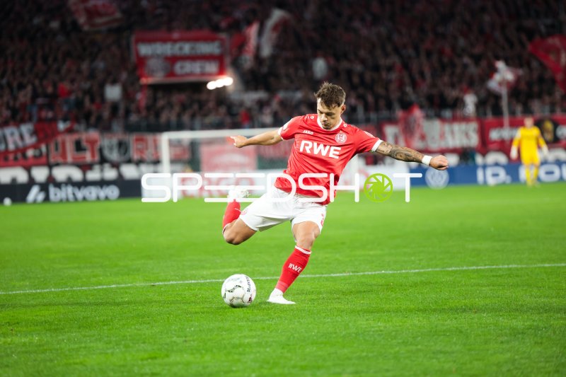 Spieler von Rot-Weiss Essen im Schuss im Stadion an der Hafenstraße