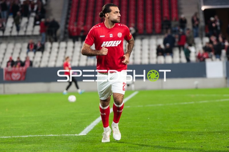 José Enrique Ríos Alonso (#23; Rot-Weiss Essen) beim Einlaufen