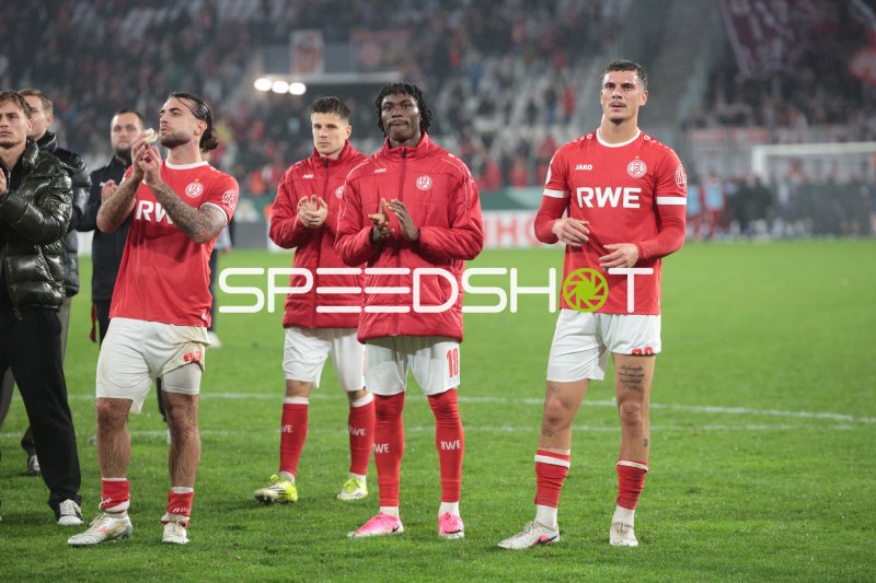 Dickson Abiama (#18; Rot-Weiss Essen) und Luca Bazzoli applaudieren nach dem Spiel