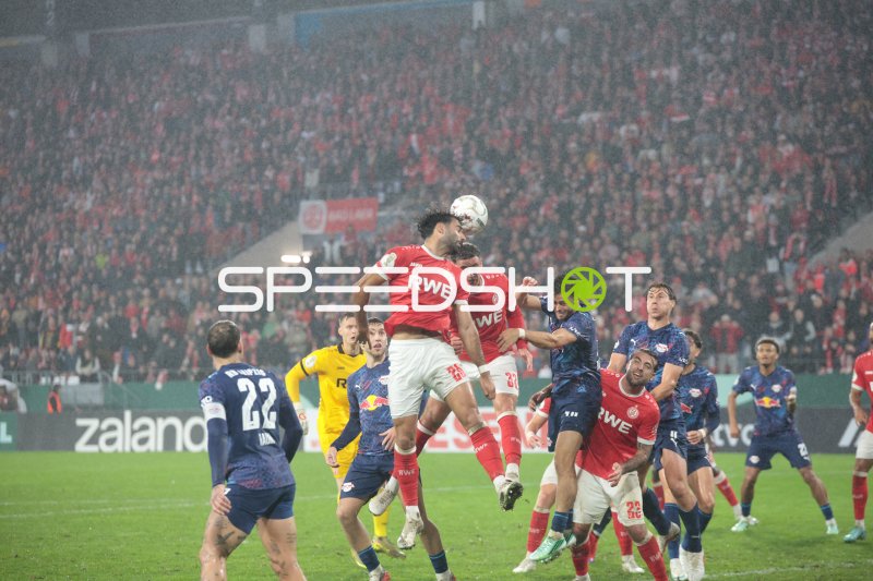 José Enrique Ríos Alonso (#23; Rot-Weiss Essen) im Kopfballduell