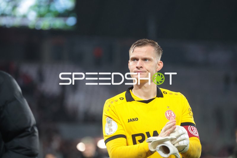 Jakob Golz (#1; Rot-Weiss Essen) applaudiert im Stadion an der Hafenstraße