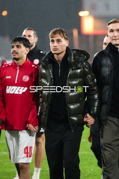 Marvin Obuz und Romero Gerres (Rot-Weiss Essen) auf dem Rasen in Essen