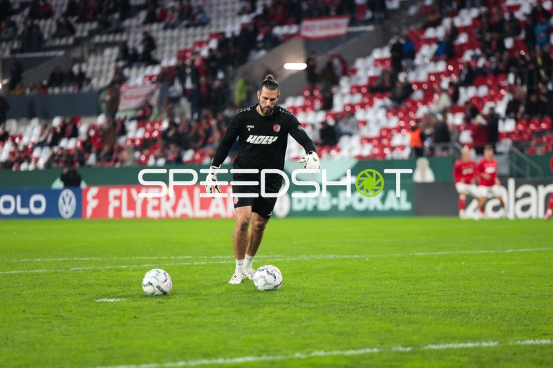 Manuel Lenz (Rot-Weiss Essen) beim Aufwärmen mit dem Ball