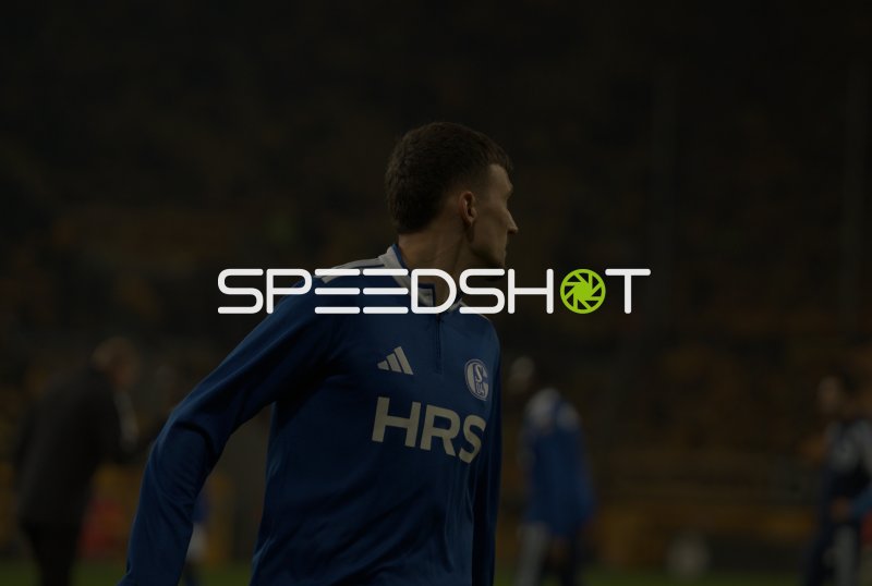 Person im Schalke-Trainingsoberteil beim Aufwärmen in Dresden