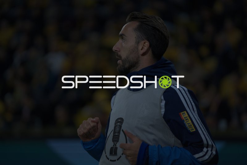 Mann mit DFB-Pokal-Leibchen im Rudolf-Harbig-Stadion Dresden