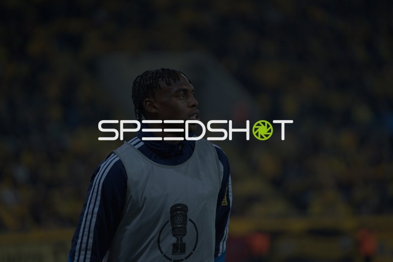 Junior Adamu im Trainingsleibchen im Rudolf-Harbig-Stadion Dresden