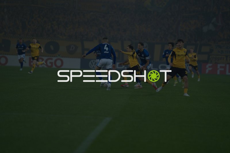 Zweikampf zwischen SG Dynamo Dresden und FC Schalke 04 im Rudolf-Harbig-Stadion