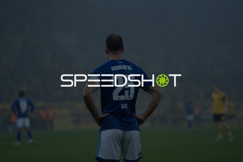 Spieler des FC Schalke 04 (#25) mit Kapitänsbinde in Dresden