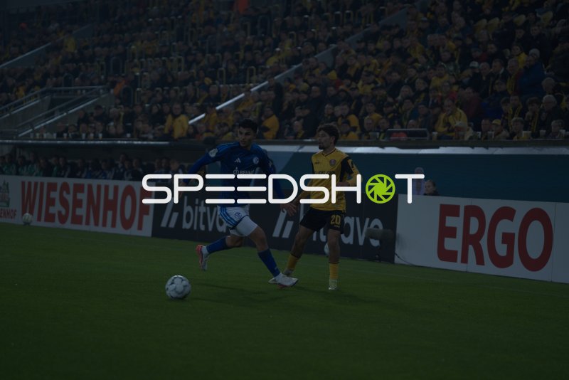 Mertcan Ayhan (#43; FC Schalke 04) im Zweikampf mit Ben Bobzien