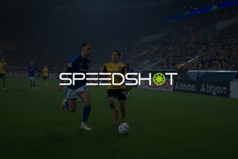 Nikola Katic (#25; FC Schalke 04) im Dribbling, bedrängt von Simon Straudi
