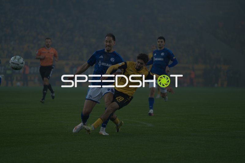 Nikola Katic (#25; FC Schalke 04) im Zweikampf mit Dynamo Dresden