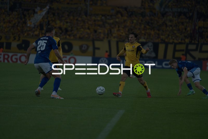 Zweikampf um den Ball zwischen Dynamo Dresden und FC Schalke 04