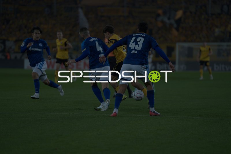 Dynamo Dresden gegen FC Schalke 04: Zweikampf um den Ball