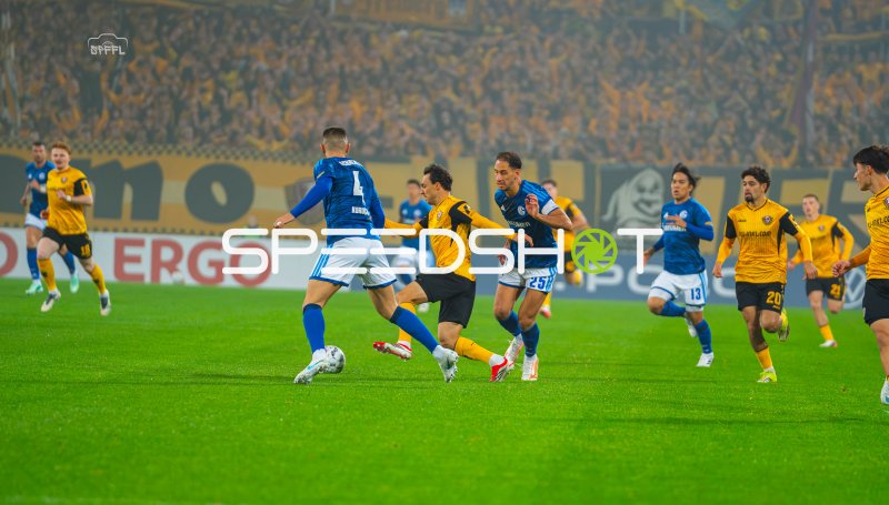 Nikola Katic (#25; FC Schalke 04) im Zweikampf in Dresden